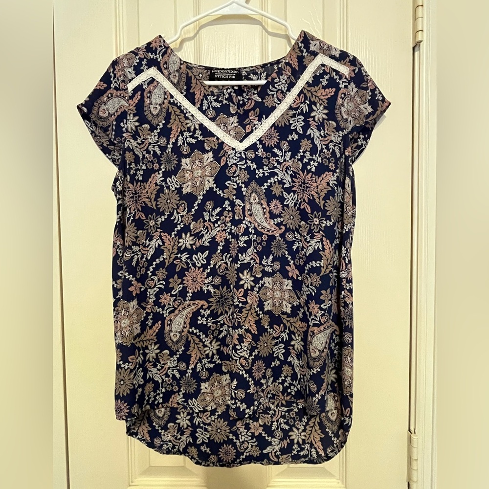 Polyester print close with lace details